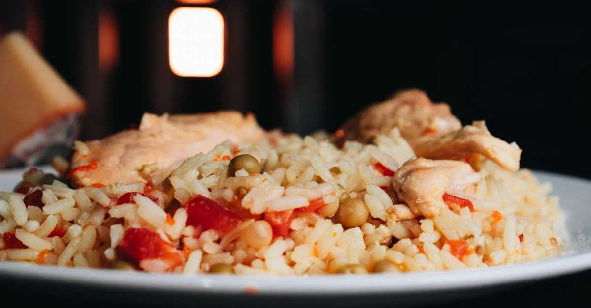 Gros plan sur un délicieux plat de poulet et riz avec des légumes.
